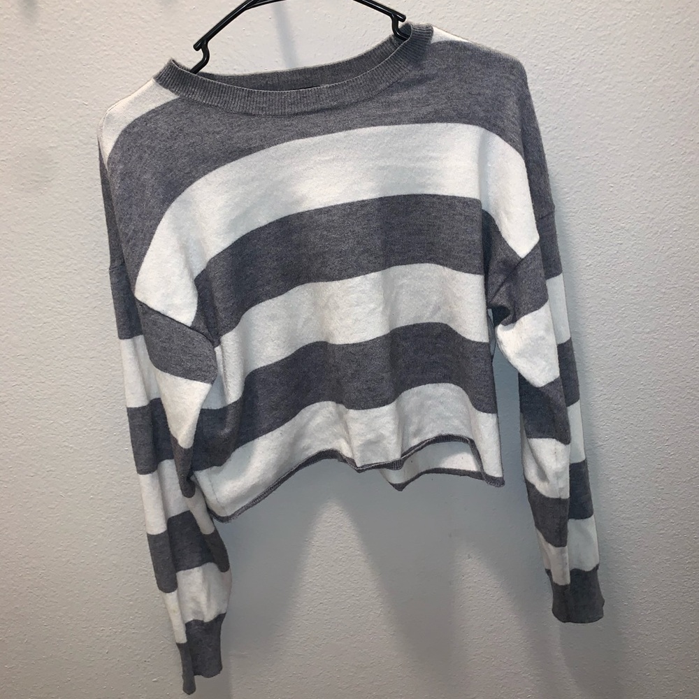 Slightly cropped long sleeve top